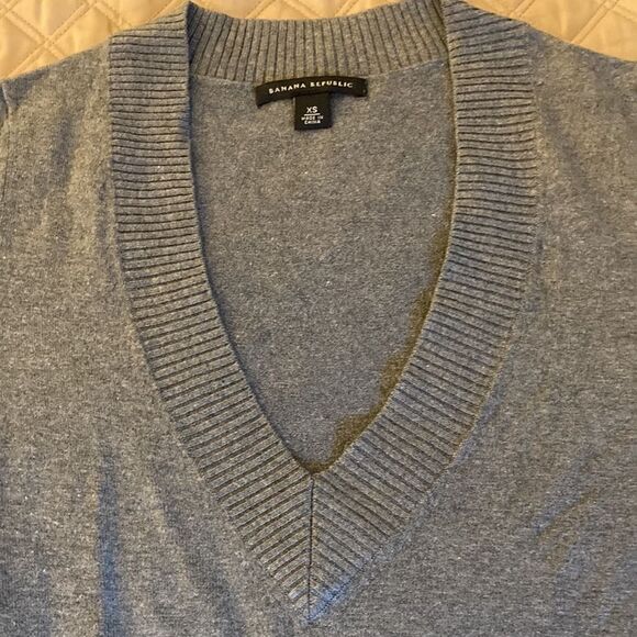 Banana Republic Women’s Sweater with Deep V neck in Gray. Silk/cotton/cashmere. - Picture 2 of 8